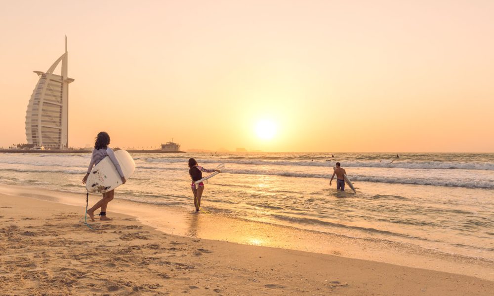 Surfers-at-Sunset-Beach-to-catch-a-wave